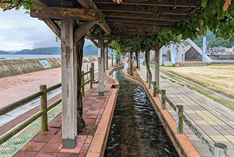 日本一の足湯「ほっとふっと105」